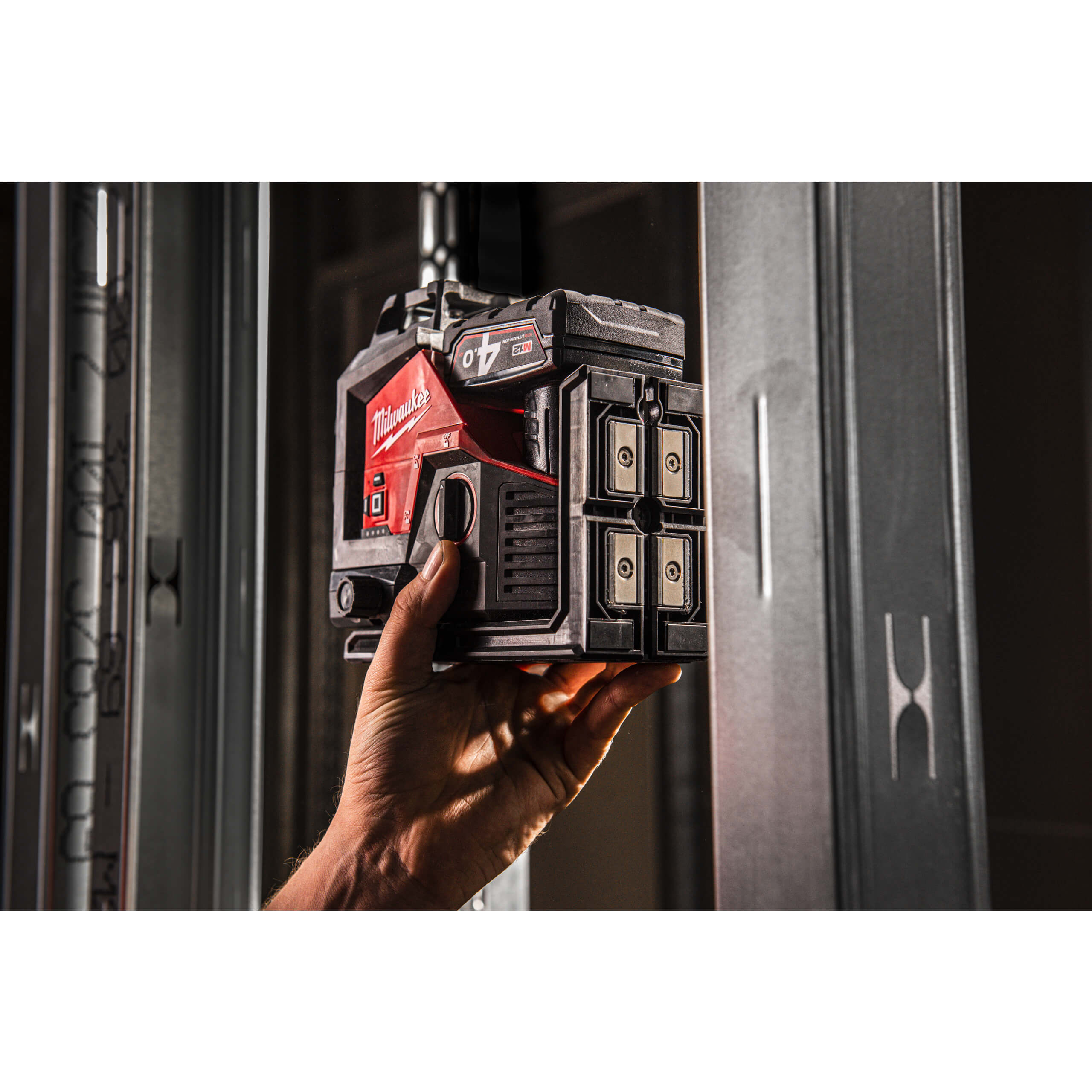 Milwaukee M12™ 3 x 360° Akku-Kreuzlinienlaser – Präzision und Sichtbarkeit