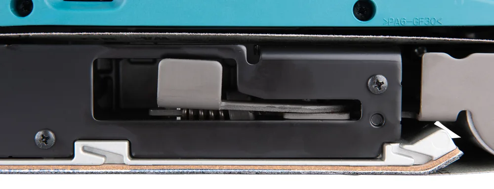 Schleifband und Spannrolle des Makita 9404J in der Detailaufnahme