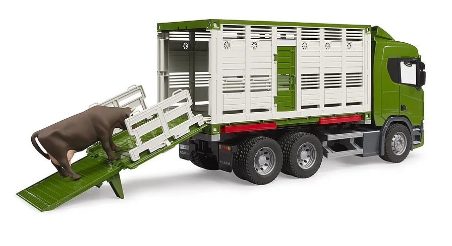 Beladung des BRUDER Scania Tiertransporters: Kuh läuft über die ausklappbare Rampe in den Container