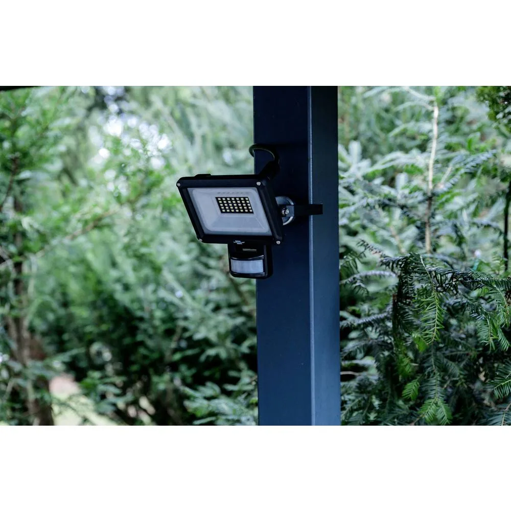 Brennenstuhl JARO 3060 P LED-Strahler an einem Pfosten im Außenbereich montiert