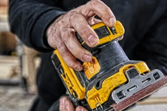 DeWalt DCW200NT Akku-Schwingschleifer im Einsatz, Detail der Hand