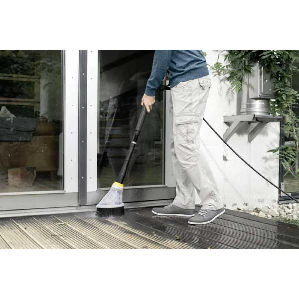 Mann reinigt mit dem Kärcher VP 180 Vario Power Jet Strahlrohr eine Terrasse