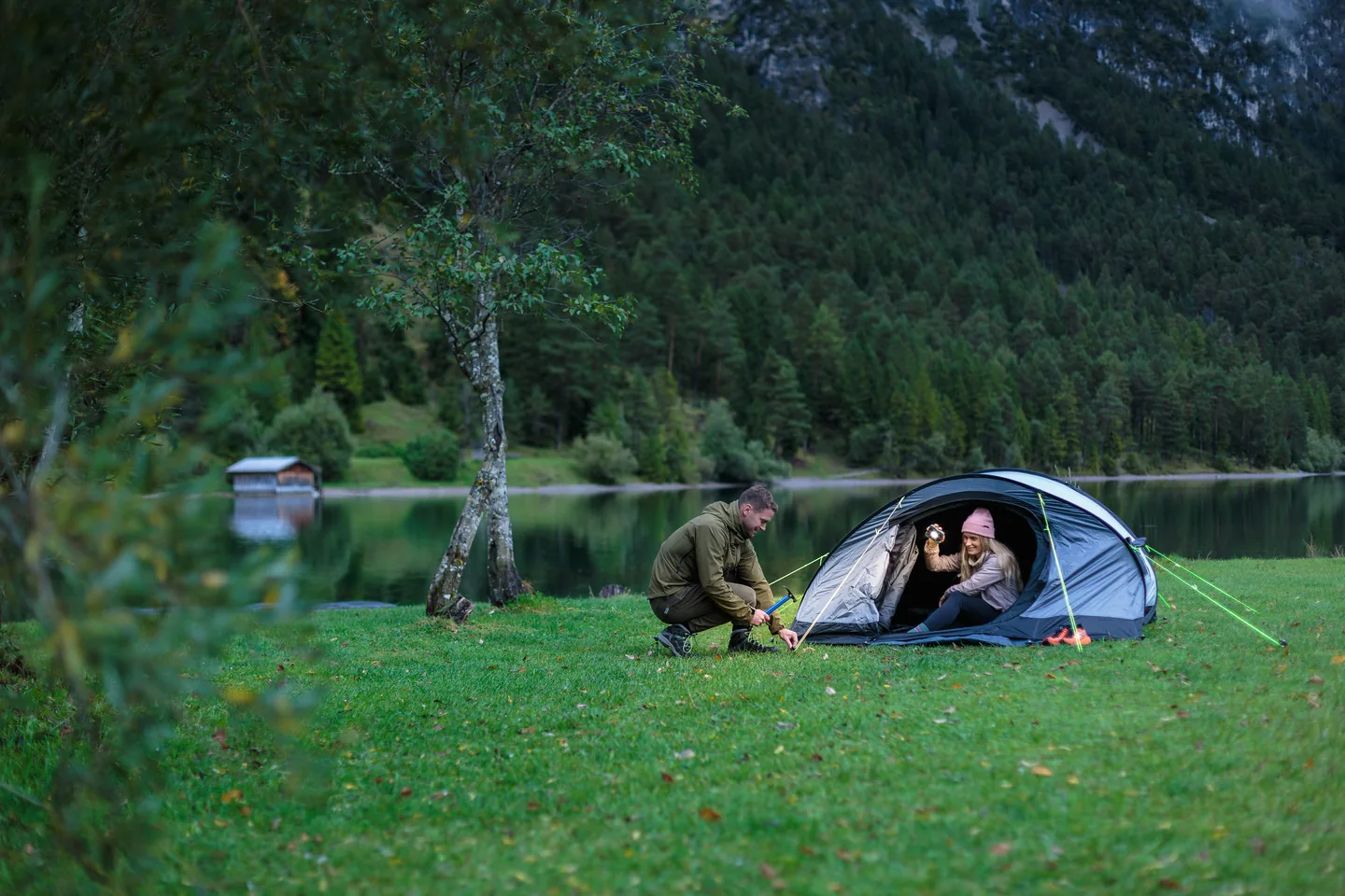 Brennenstuhl Akku LED Arbeitsstrahler SH 1000 MAC beim Camping an einem Zelt am See