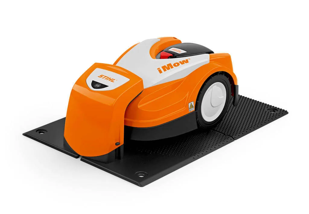 STIHL RMI 422 P Mähroboter in Orange-Weiß auf der Ladestation, Studioaufnahme