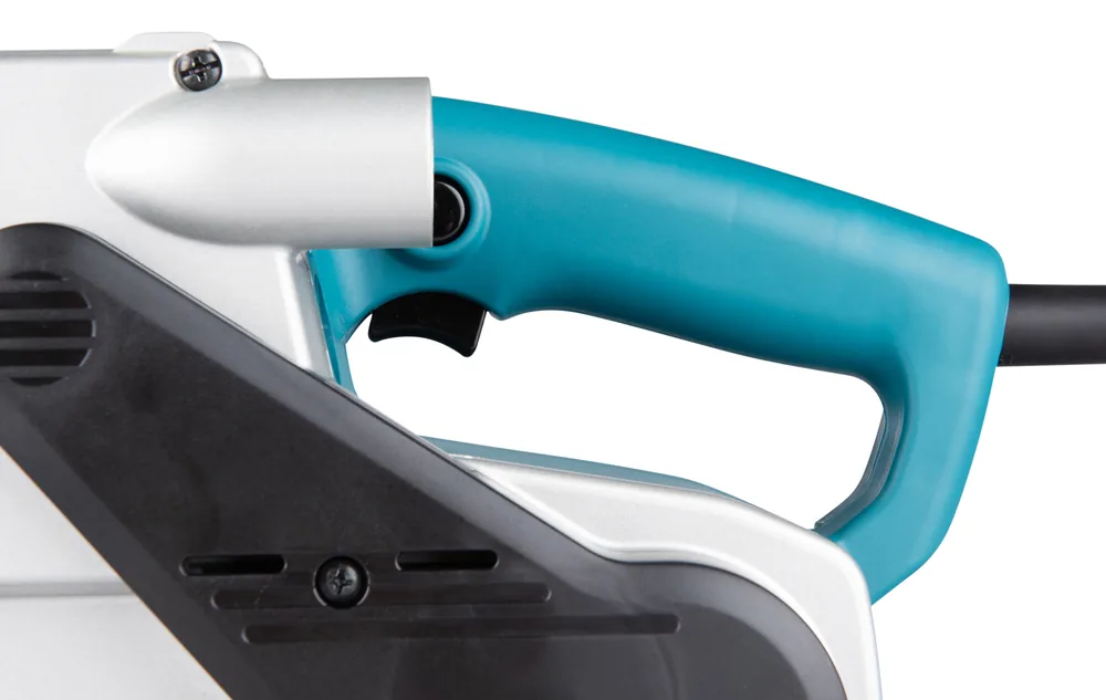 Frontgriff des Makita 9404J Bandschleifers in der seitlichen Detailaufnahme