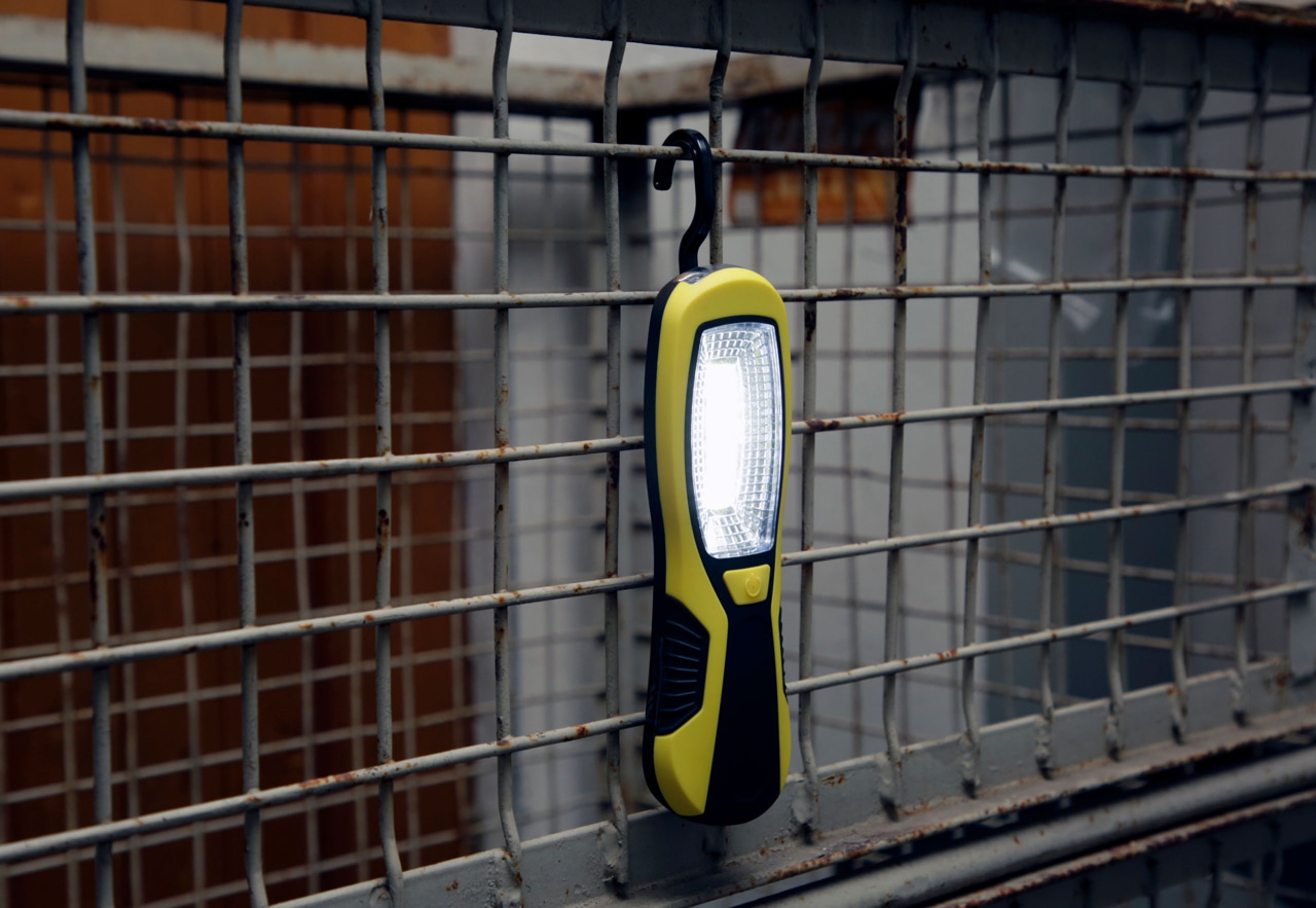 Kerbl LED-Arbeitsleuchte WorkFire - Robuste 3 Watt COB-LED für Landwirte und Tierhalter, ideal für Stallbeleuchtung und Außenarbeiten mit Taschenlampenfunktion und 360° Haken. Inklusive Batterien.