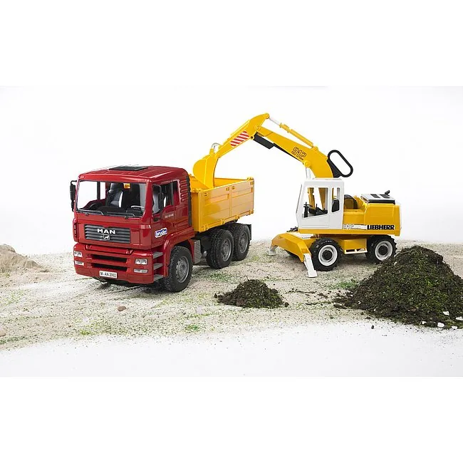 Liebherr Mobilbagger belädt einen roten MAN Kipp-LKW mit Erde