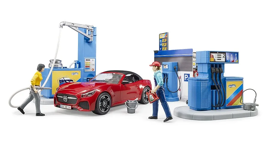 Spielszene: Auto betanken an der BRUDER Zapfsäule und E-Ladestation