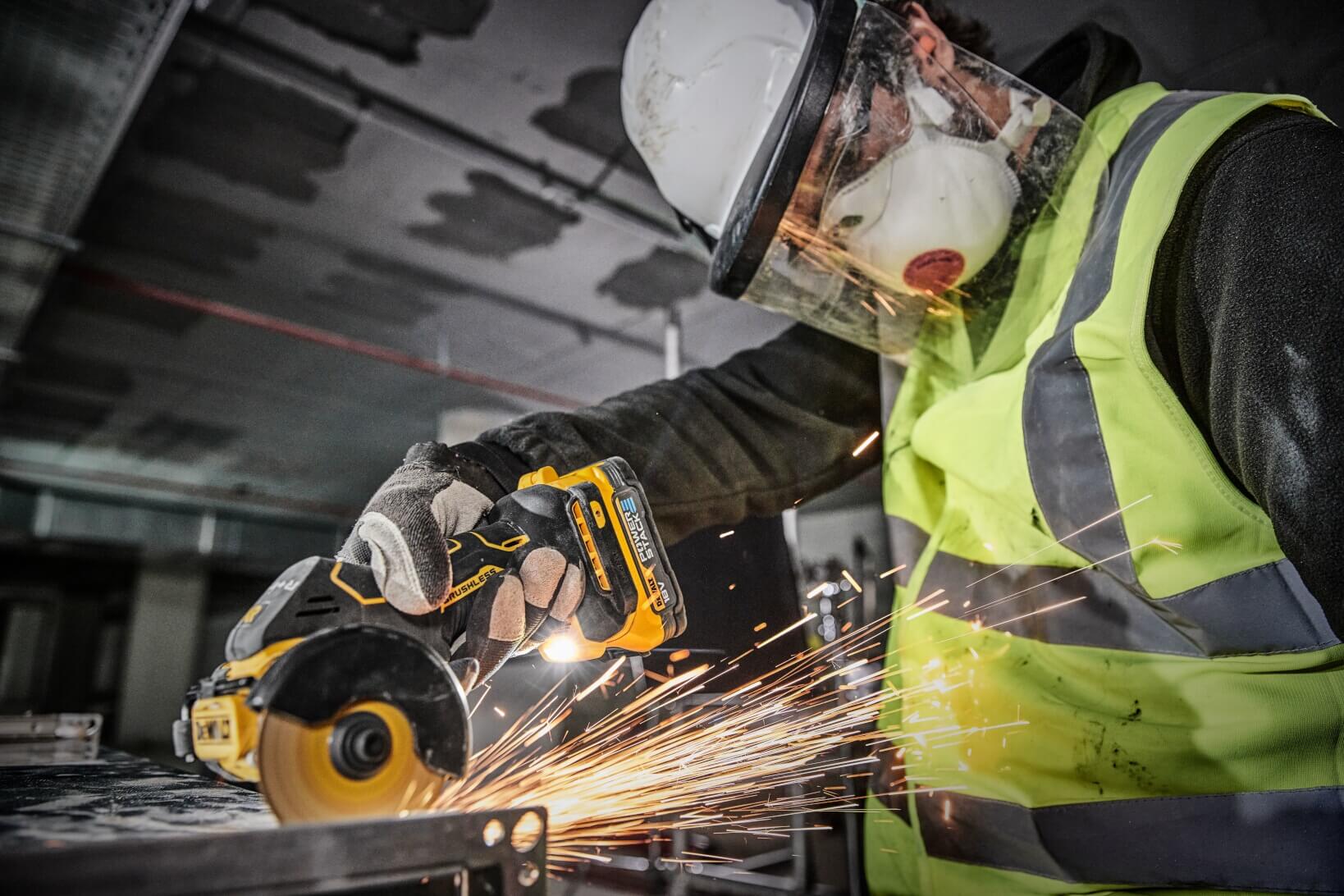 DeWalt DCS438N 18V XR 76-mm Akku-Trennschleifer – Kompakter und leistungsstarker Winkelschleifer für präzise Schnitte