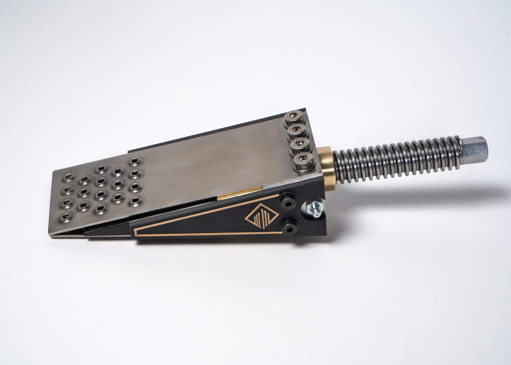 Detailansicht der Spindel und Federstahlbleche des H&G X4024 Fällkeils