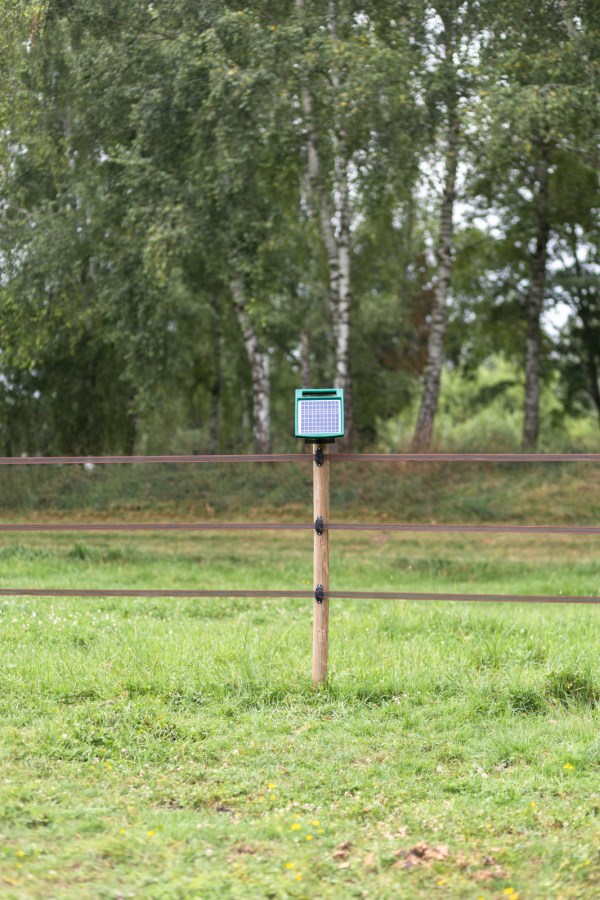 Effizientes Solargerät für Weidezäune - AKO SunPower S1000: Zuverlässige Tierbegrenzung für Landwirte und Tierhalter