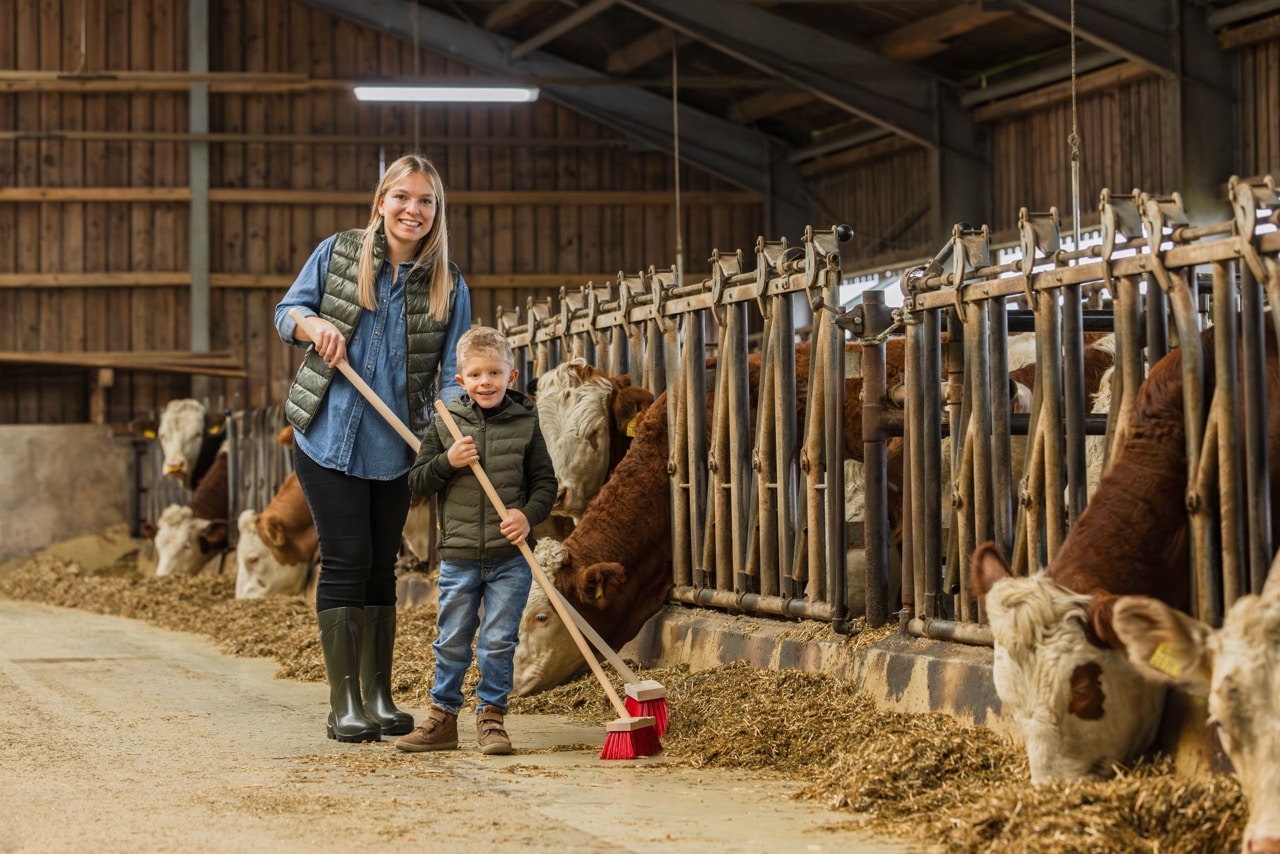 Kerbl Straßenbesen 42 cm Breit - Robust für Landwirtschaft und Tierhaltung mit kräftigen roten Elastanborsten und verstärktem Holzrücken