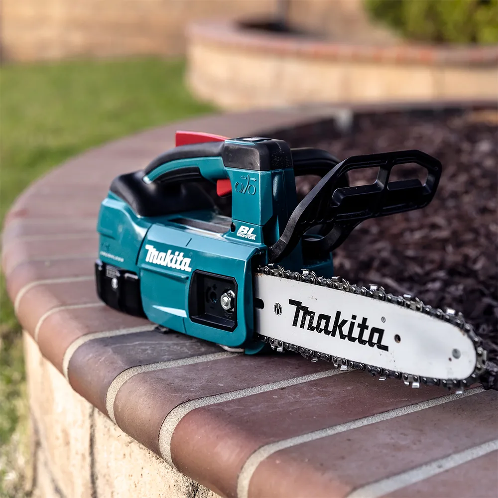 Makita DUC254Z Akku-Kettensäge auf einer Mauer, Seitenansicht
