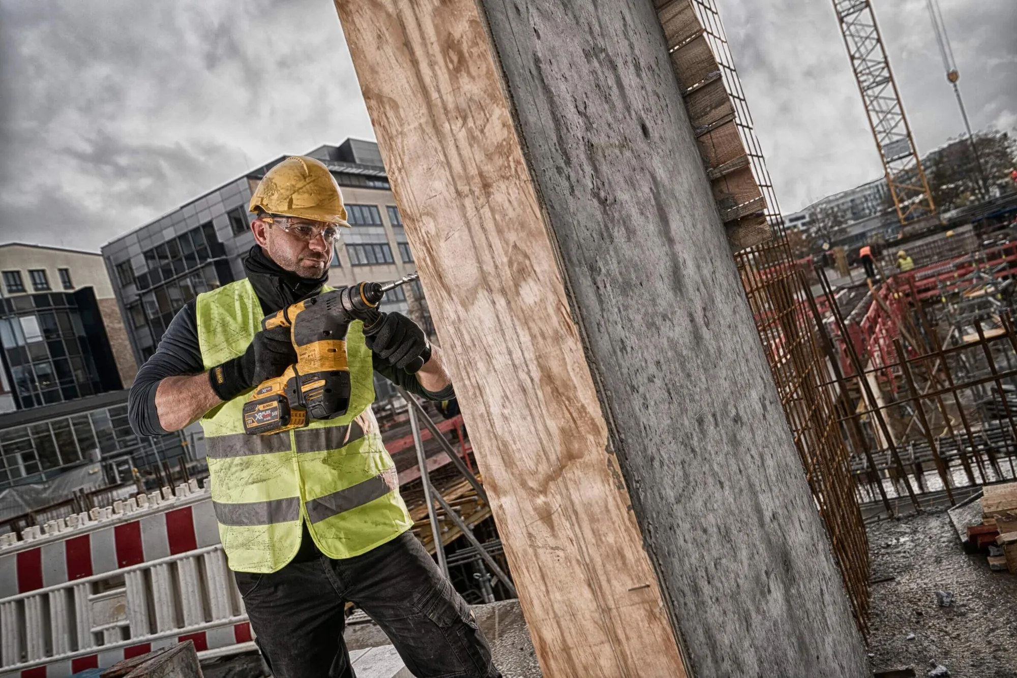 DeWalt DCH333NT FLEXVOLT Akku-Kombihammer im Einsatz beim Meißeln an einer Betonstütze