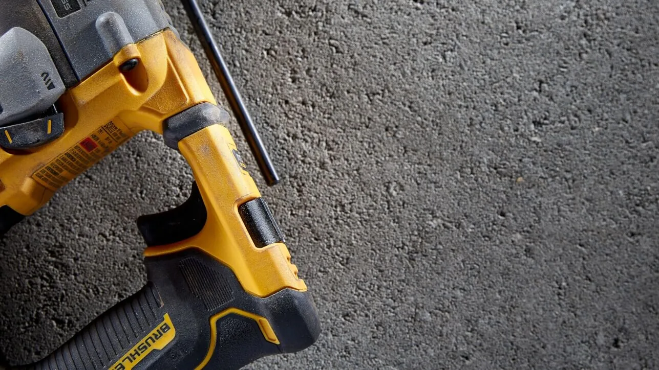 DeWalt DCH172NT Akku-Bohrhammer, Detail von Griff und Gehäuse vor Betonwand