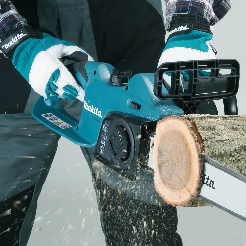 Makita UC3541A Elektro-Kettensäge beim Sägen eines Holzstamms im Einsatz