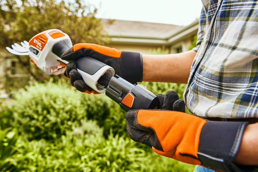 STIHL HSA 26 Akku Heckenschere Set - Leise, Handlich, 110 Min Laufzeit STIHL HSA 26 Akku Heckenschere Set - Leise, Handlich, 110 Min Laufzeit