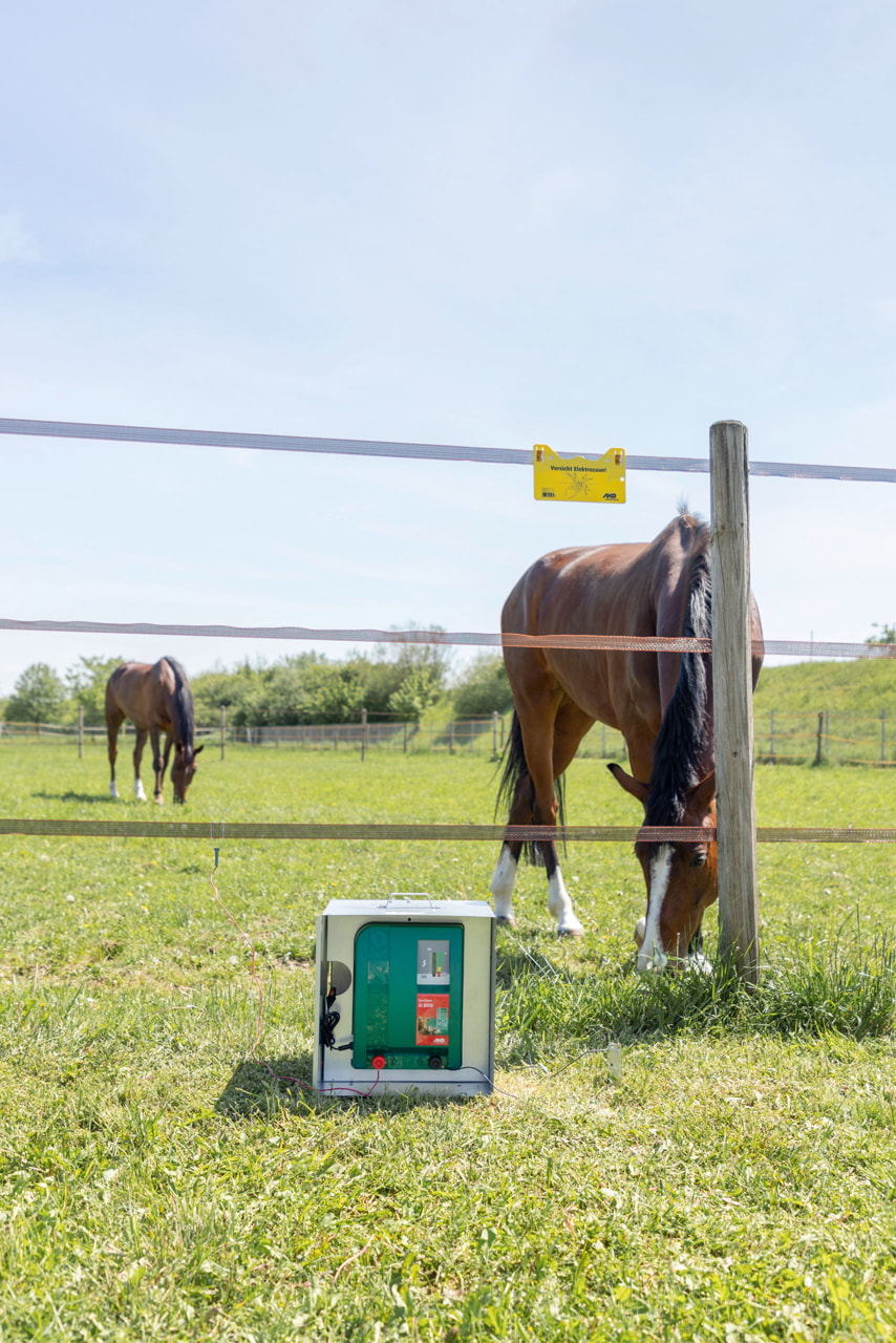 AKO Duo Power Xi 8000 Weidezaungerät von Kerbl - Leistungsstarkes und flexibles Zaungerät für Landwirte und Tierhalter, ideal für die extensive Weideüberwachung von Pferden, Bullen und Schafen sowie zur Wildschwein- und Wolfsabwehr.