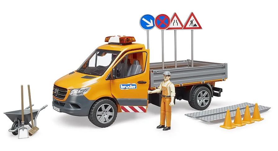 Seitenansicht des BRUDER Kommunal-LKW mit geöffneten Bordwänden und verladenem Werkzeug