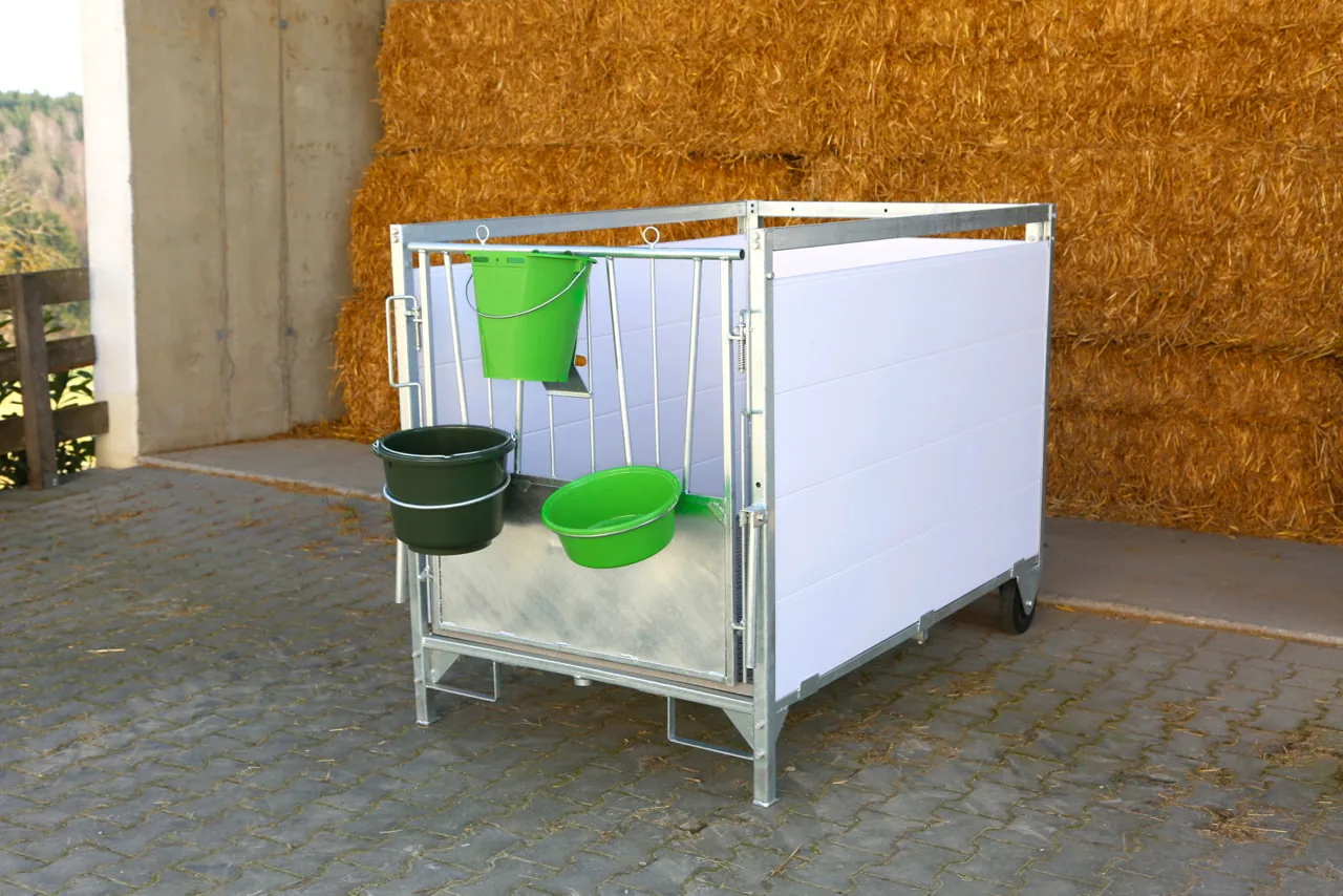 Kerbl Stall- und Baueimer Olivgrün 12 Liter 29881 an einer Kälberbox im Stall