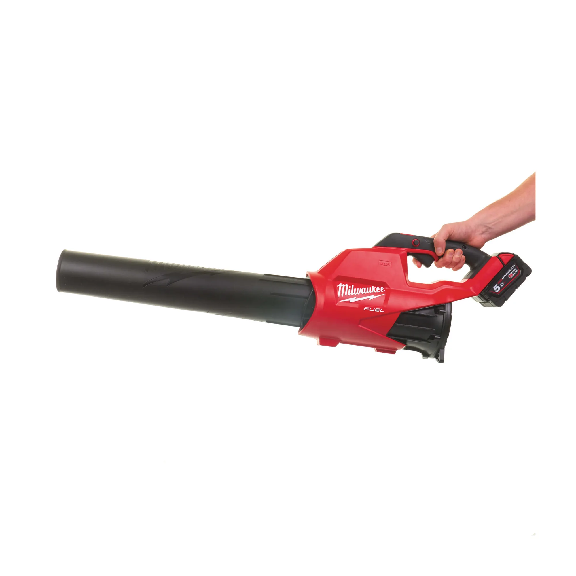Milwaukee M18 FBL-0 Akku-Laubbläser in der Hand mit eingesetztem Akku
