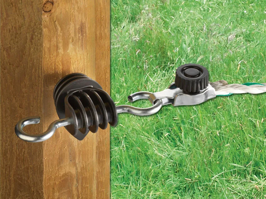 Kerbl Seilverbinder am Holzpfosten und im Gras, Doppelansicht mit Haken