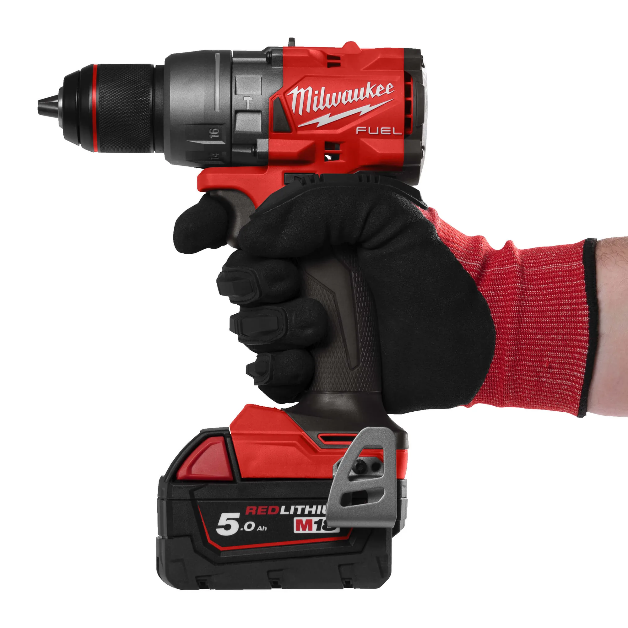 Milwaukee M18 FUEL FPD3 Schlagbohrschrauber in behandschuhter Hand mit 5,0-Ah-Akku