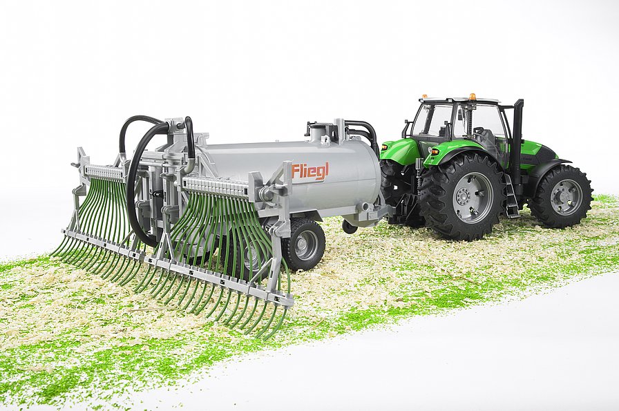 Bruder Fliegl Fassanhänger angehängt an einen Traktor beim Düngen auf dem Feld