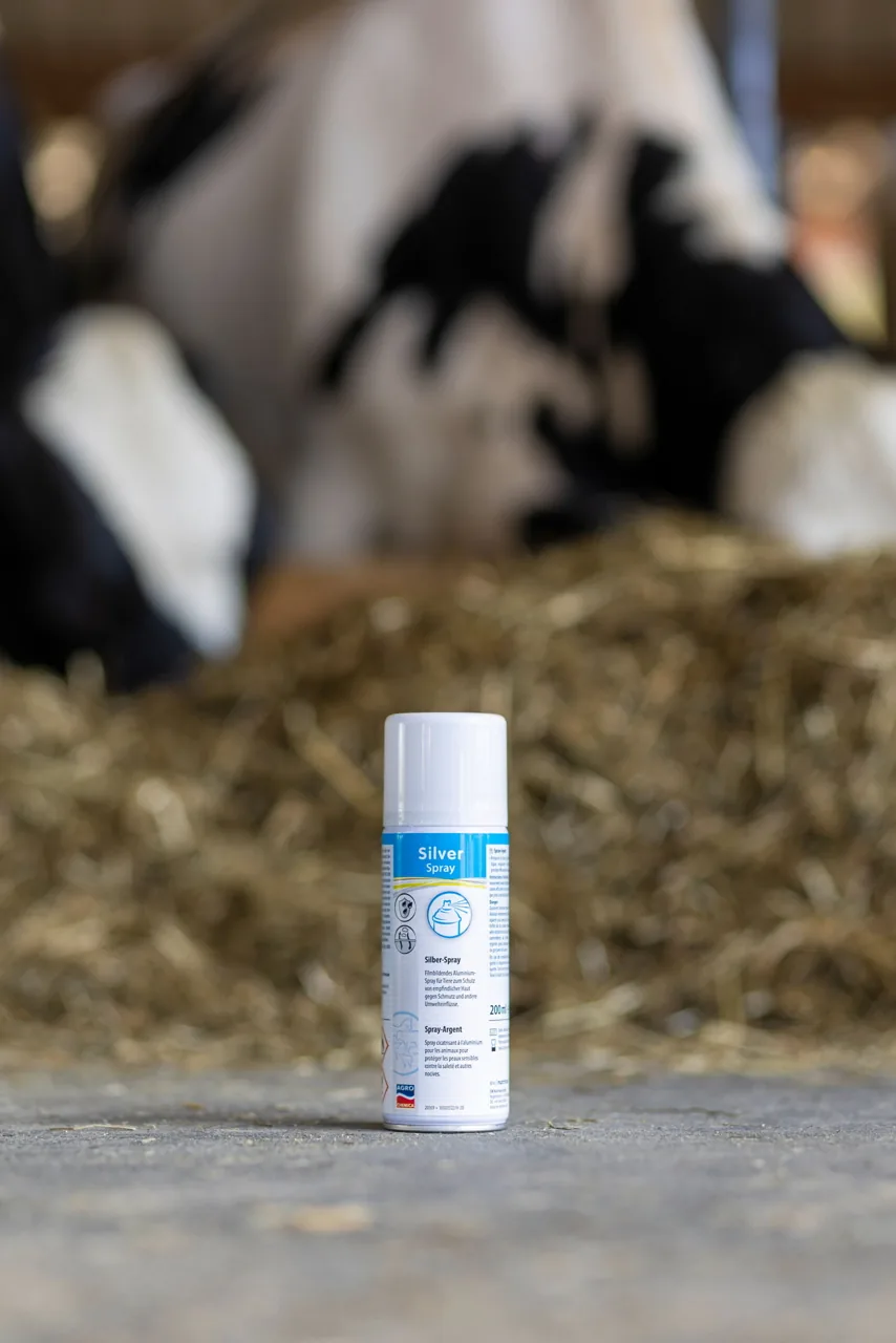 Kerbl Silberspray Spraydose im Stall abgestellt