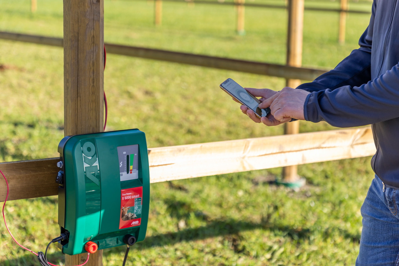 Kerbl Duo Power X 6000 smart – Effizientes und intelligentes Weidezaungerät für Landwirte und Tierhalter. Ideal für Pferde, Rinder und Schafe mit mittlerem bis starkem Bewuchs. Mit Anbindung an Cloud und App-Steuerung.