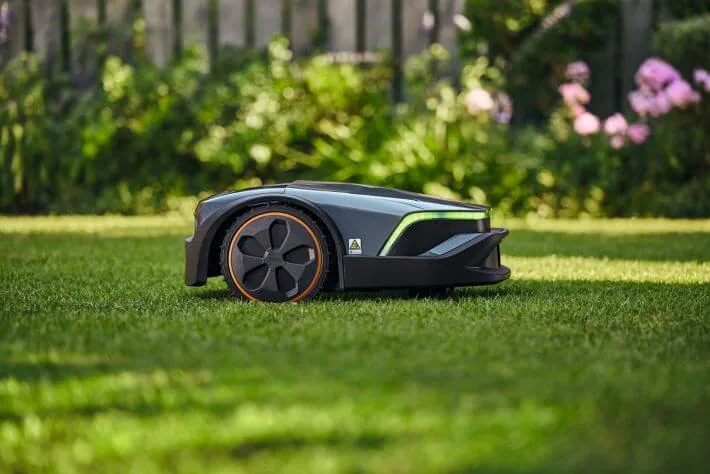 STIHL iMOW 7 EVO Mähroboter mit grünem LED-Streifen im Garten