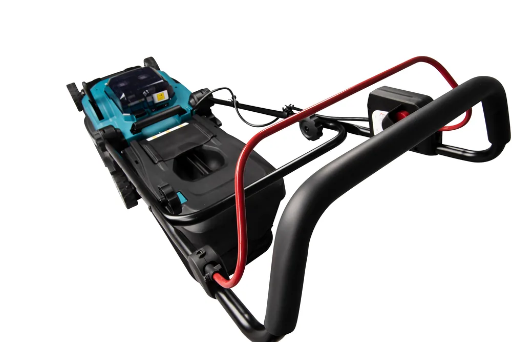 Chassis des Makita DLM382Z Rasenmähers ohne Fangkorb von unten