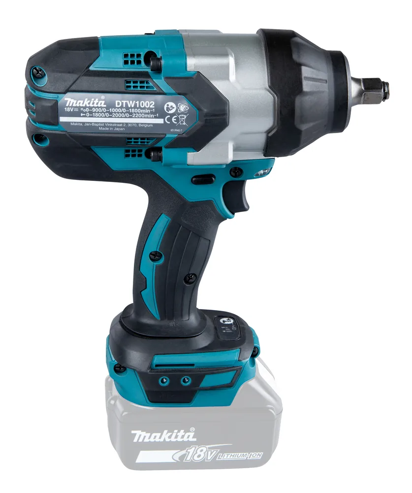 Makita DTW1002Z Akku-Schlagschrauber schräg von hinten unten mit Typenbezeichnung