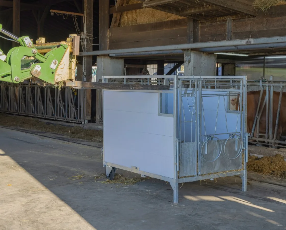 Kerbl Kälberbox Premium aus verzinktem Stahl mit schwenkbarem Boden im Stall