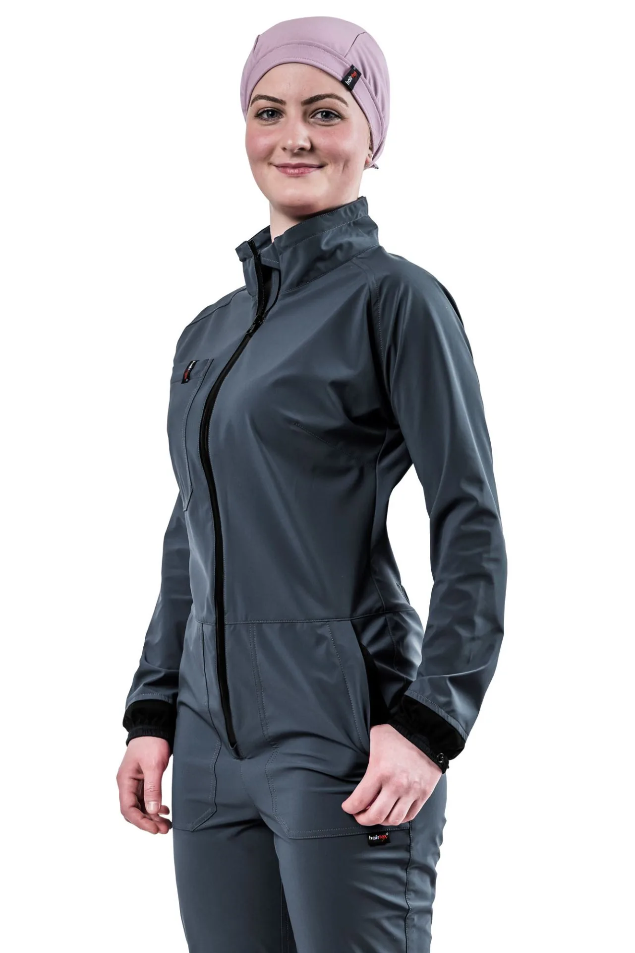 Frau im anthrazitfarbenen Hairtex Damen-Overall, Halbprofil