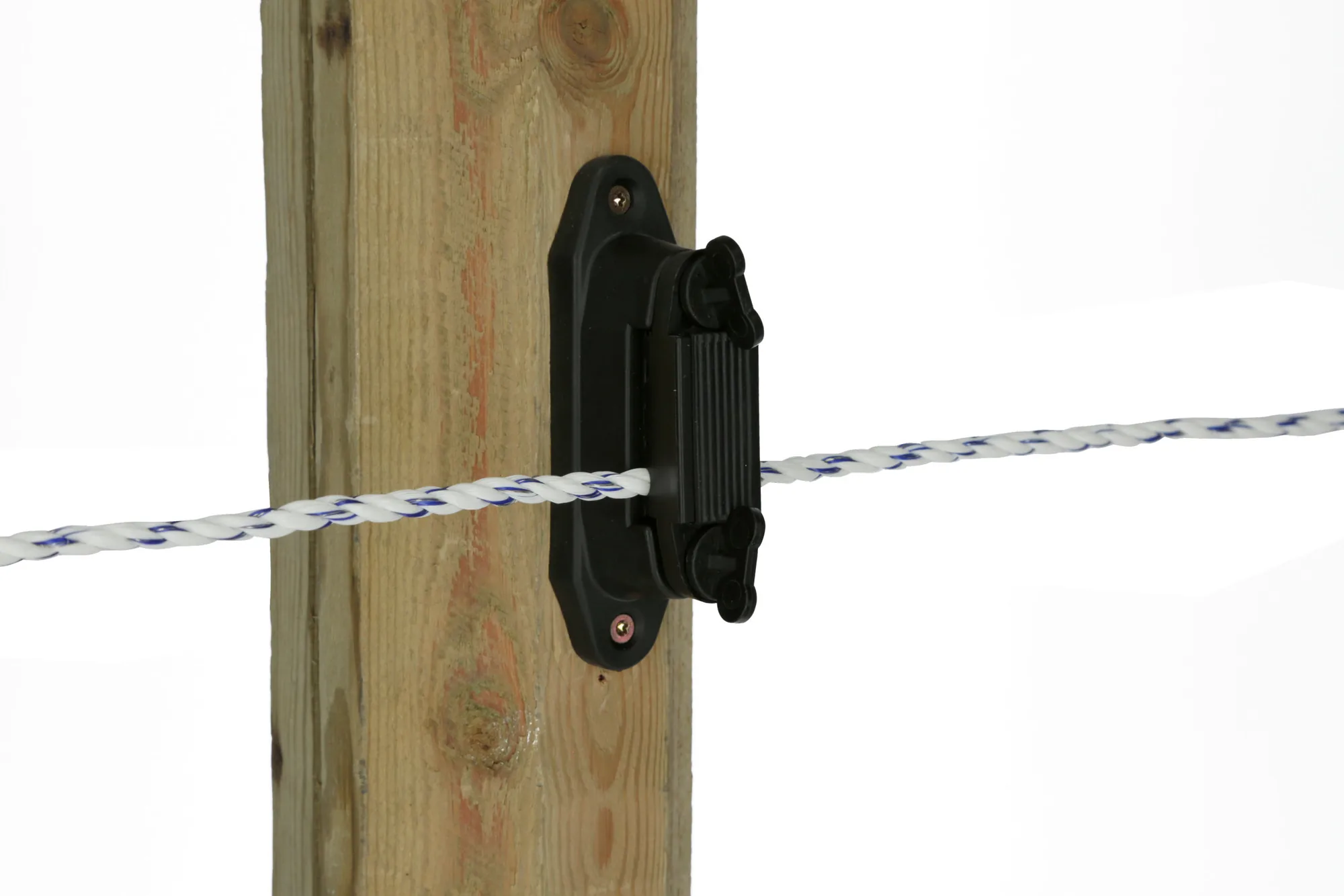 Kerbl Weidezaunlitze Premium Light durch schwarzen Pfostenisolator am Holzpfahl