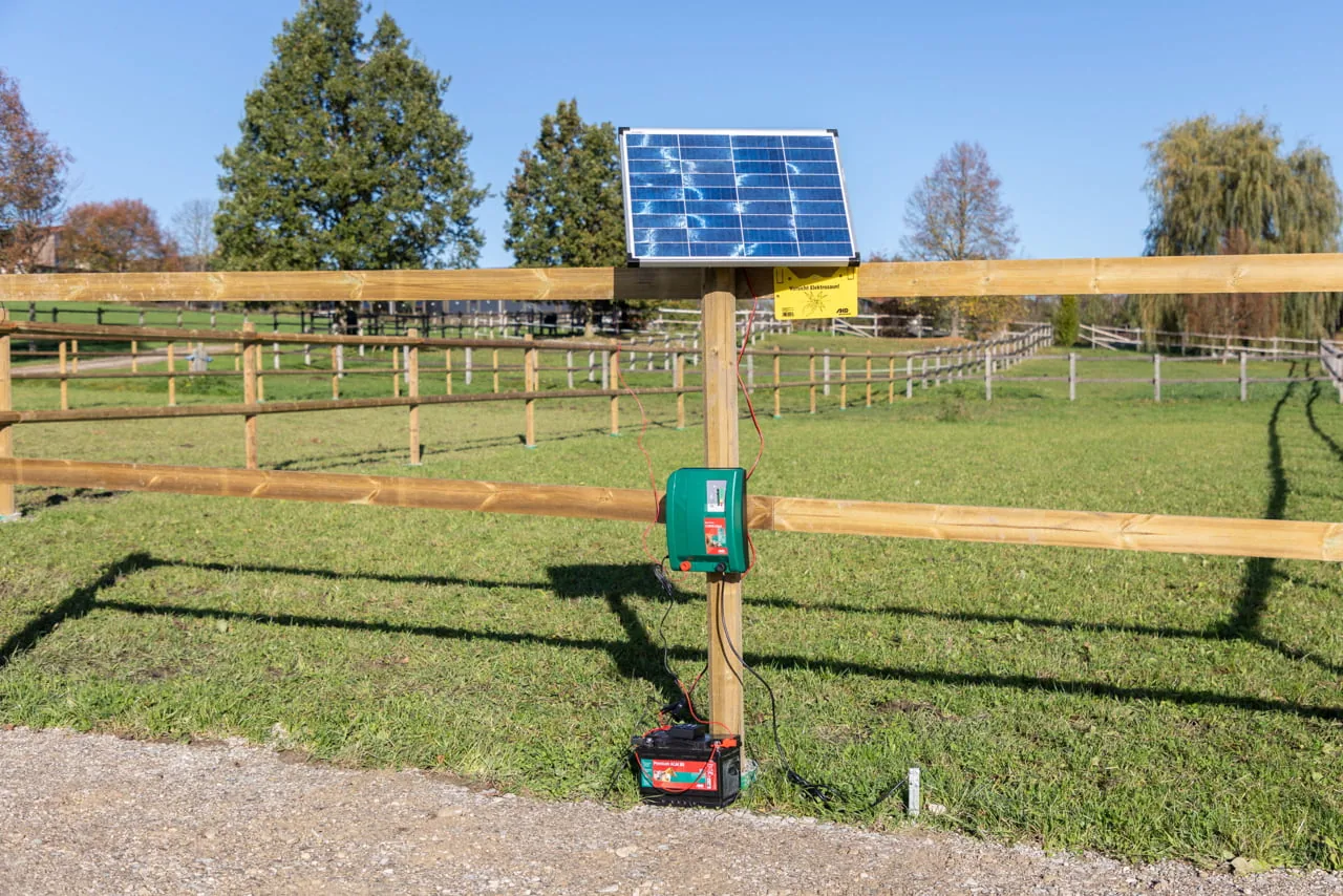 Duo Power X 6000 mit Solarpanel am Zaunpfosten der Pferdekoppel, Querformat