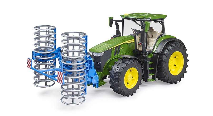 Bruder Frontpacker an einem John Deere Traktor montiert