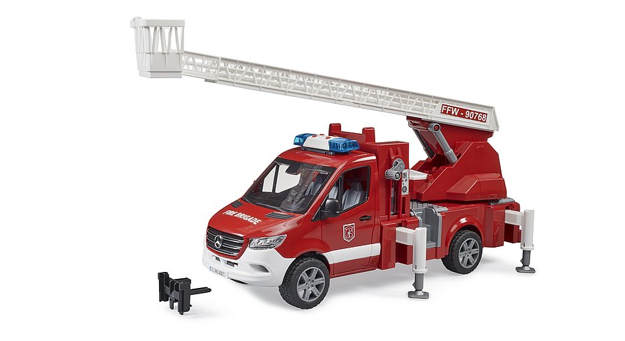 BRUDER Feuerwehr-Sprinter mit ausgefahrenen Stützen und geöffneten Türen für stabilen Stand