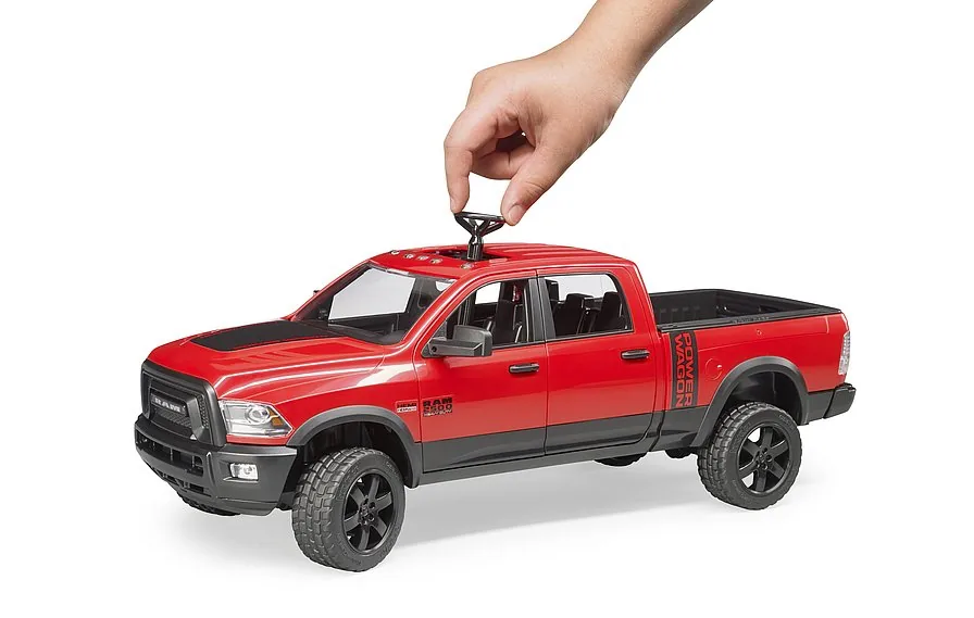 Kinderleichte Lenkung: Steuerung des RAM Trucks über die Lenkradverlängerung durch das Schiebedach