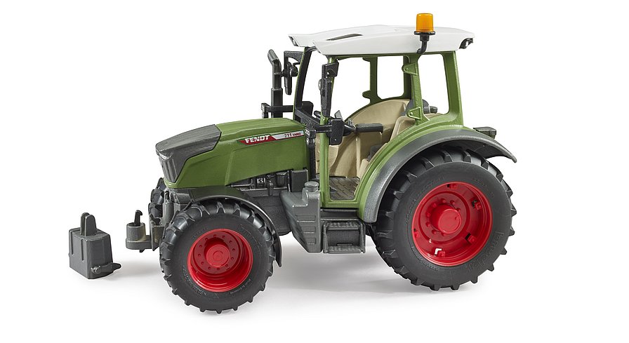 Abgenommenes Frontgewicht vor dem Bruder Fendt Traktor liegend