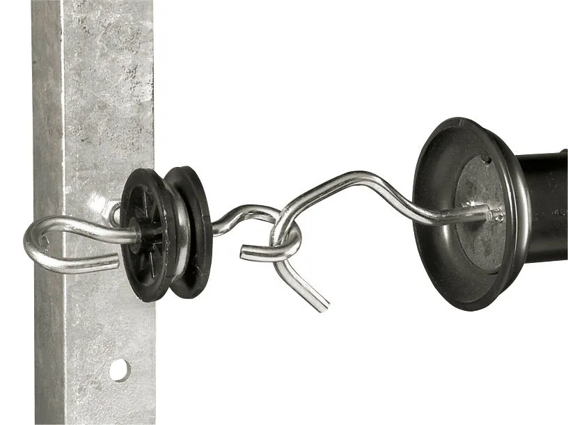 Kerbl Torgriffisolator 6 mm mit Metallgewinde an verzinktem Pfosten, Torgriff-Haken eingehängt