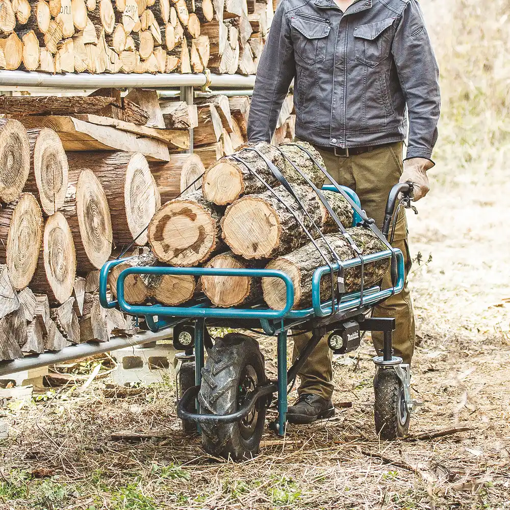 Makita DCU180Z Akku-Schubkarre beim Transport von Brennholz