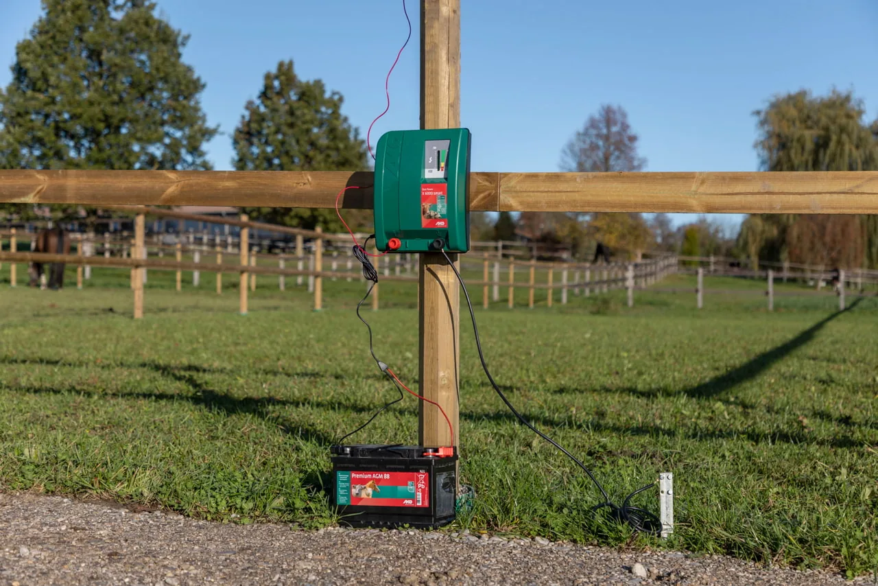 Duo Power X 6000 am Zaunpfosten mit angeschlossener Batterie