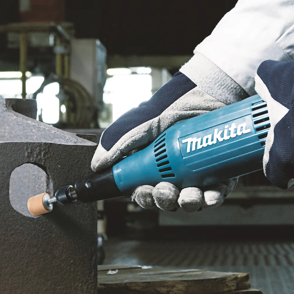 Makita GD0603 Geradschleifer im Einsatz beim Schleifen von Metall