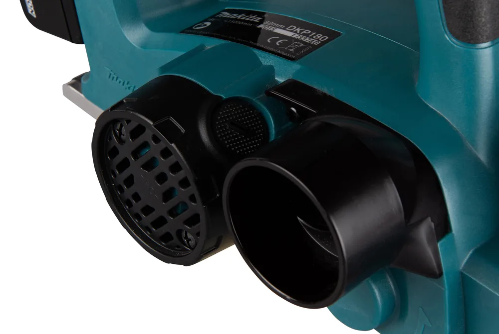 Spanauswurfstutzen des Makita DKP180Z Akku-Hobels in der Detailaufnahme