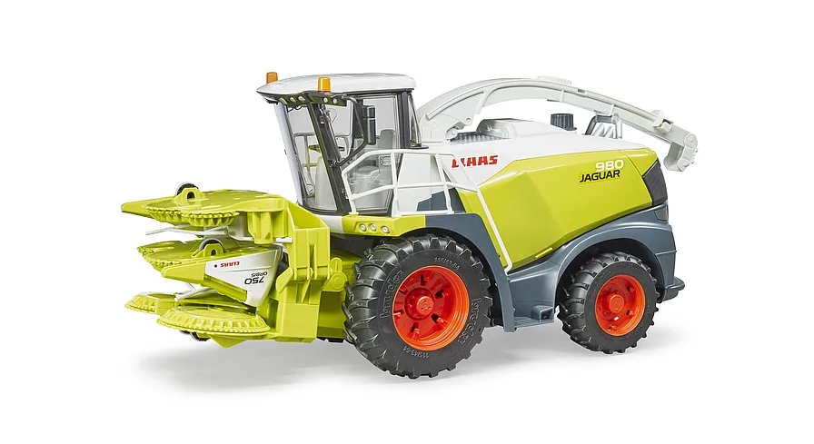 Hochgeklapptes Maisgebiss am Bruder Claas Jaguar für die Straßenfahrt