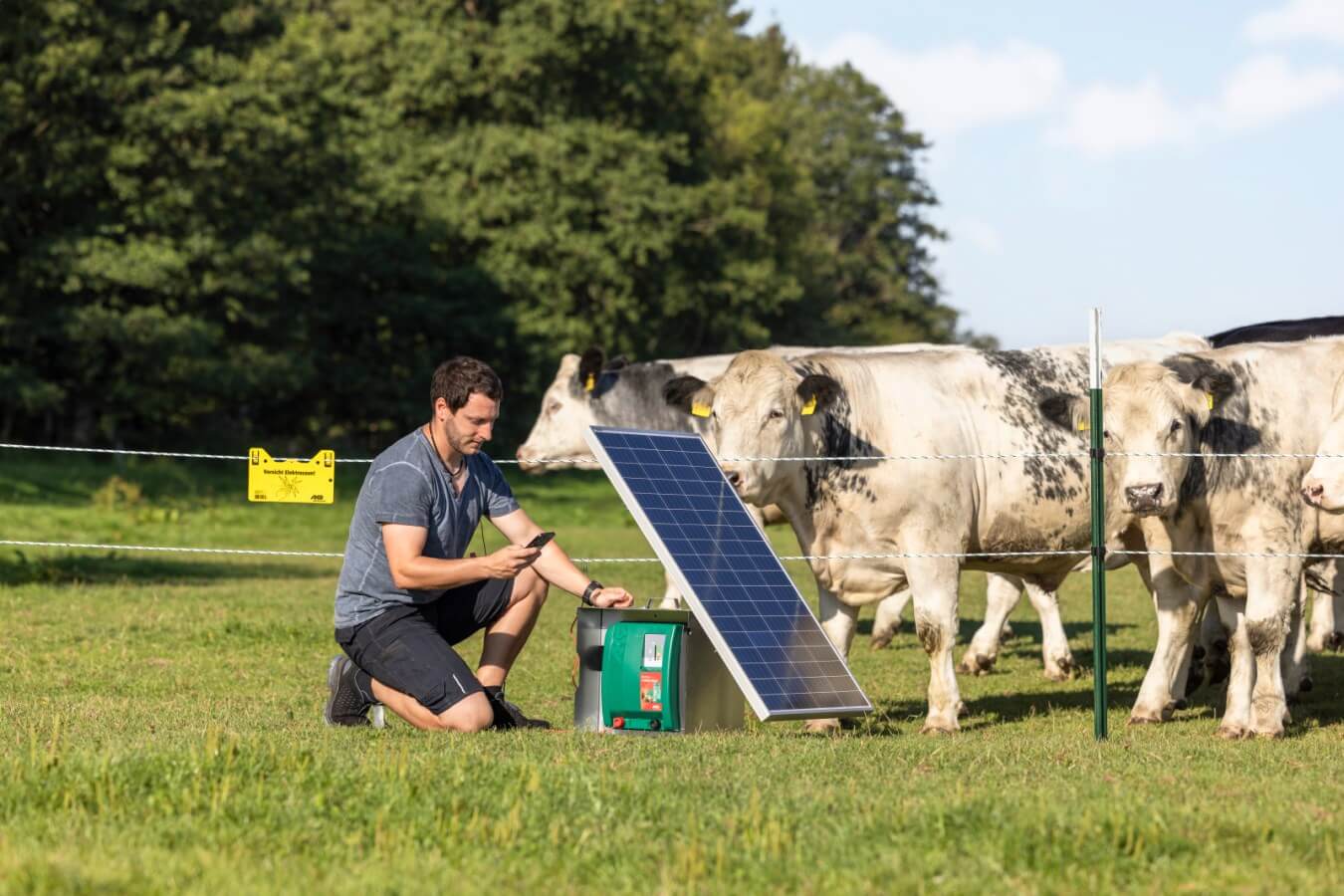 Kerbl Duo Power X 6000 smart – Effizientes und intelligentes Weidezaungerät für Landwirte und Tierhalter. Ideal für Pferde, Rinder und Schafe mit mittlerem bis starkem Bewuchs. Mit Anbindung an Cloud und App-Steuerung.