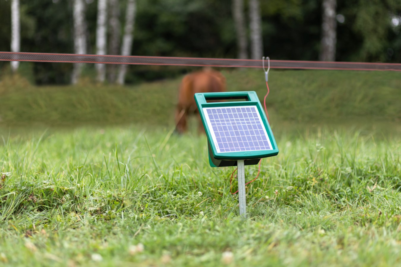 Effizientes Solargerät für Weidezäune - AKO SunPower S1000: Zuverlässige Tierbegrenzung für Landwirte und Tierhalter