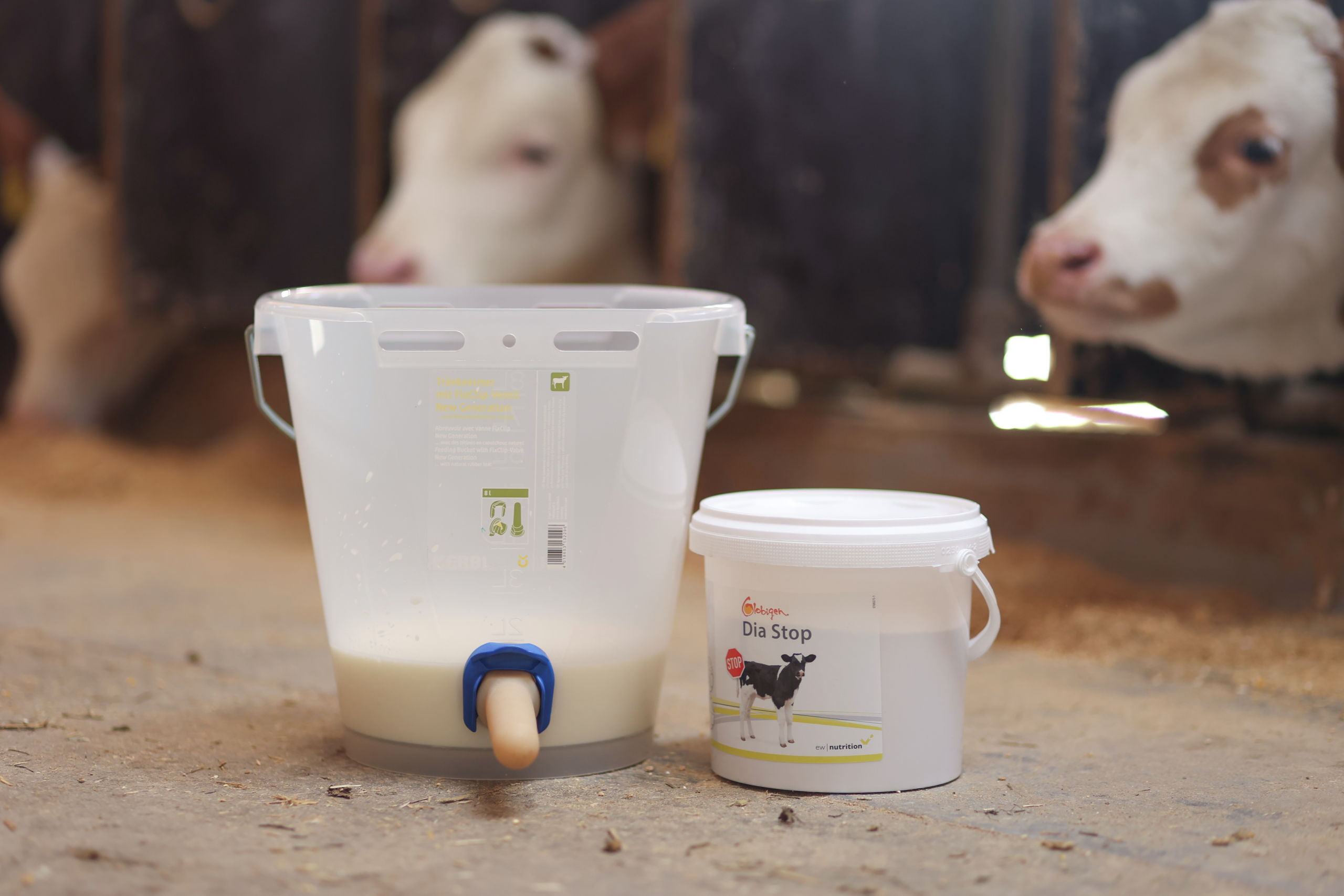 KERBL Kälbertränkeeimer 8 l Weiß Transparenz - FixClip Ventil und Naturkautschuk Sauger für gesunde Aufzucht